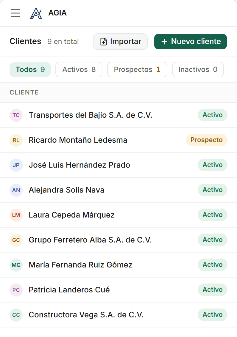 Lista de clientes de AGIA en el celular: nueve clientes con su estado, activo o prospecto.